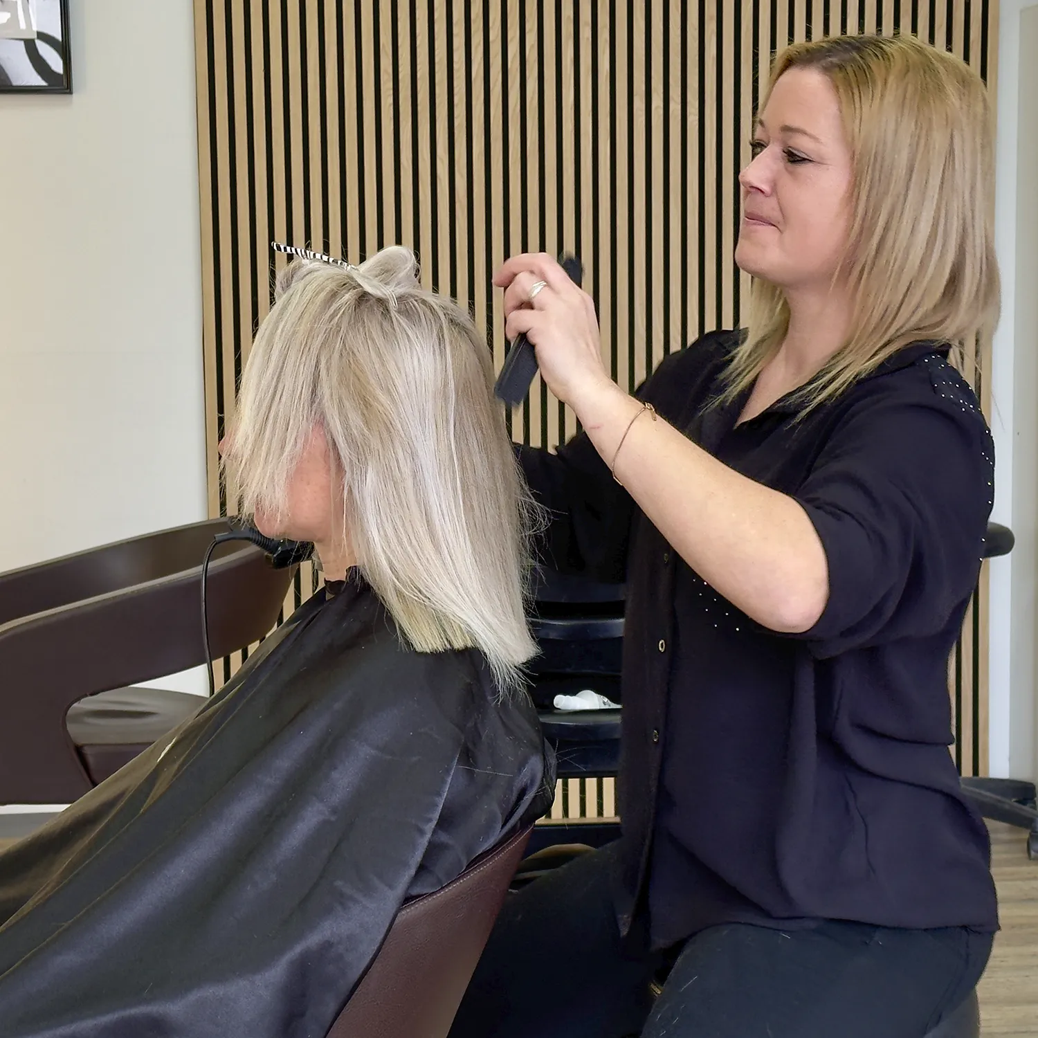 Friseurin mit Kundin nach dem Styling