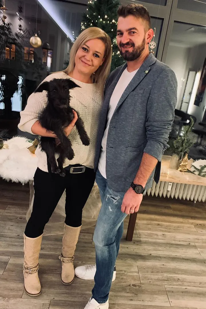 Monja Steiner mit ihrem Ehemann Thomas Steiner und Salonhund Ludwig