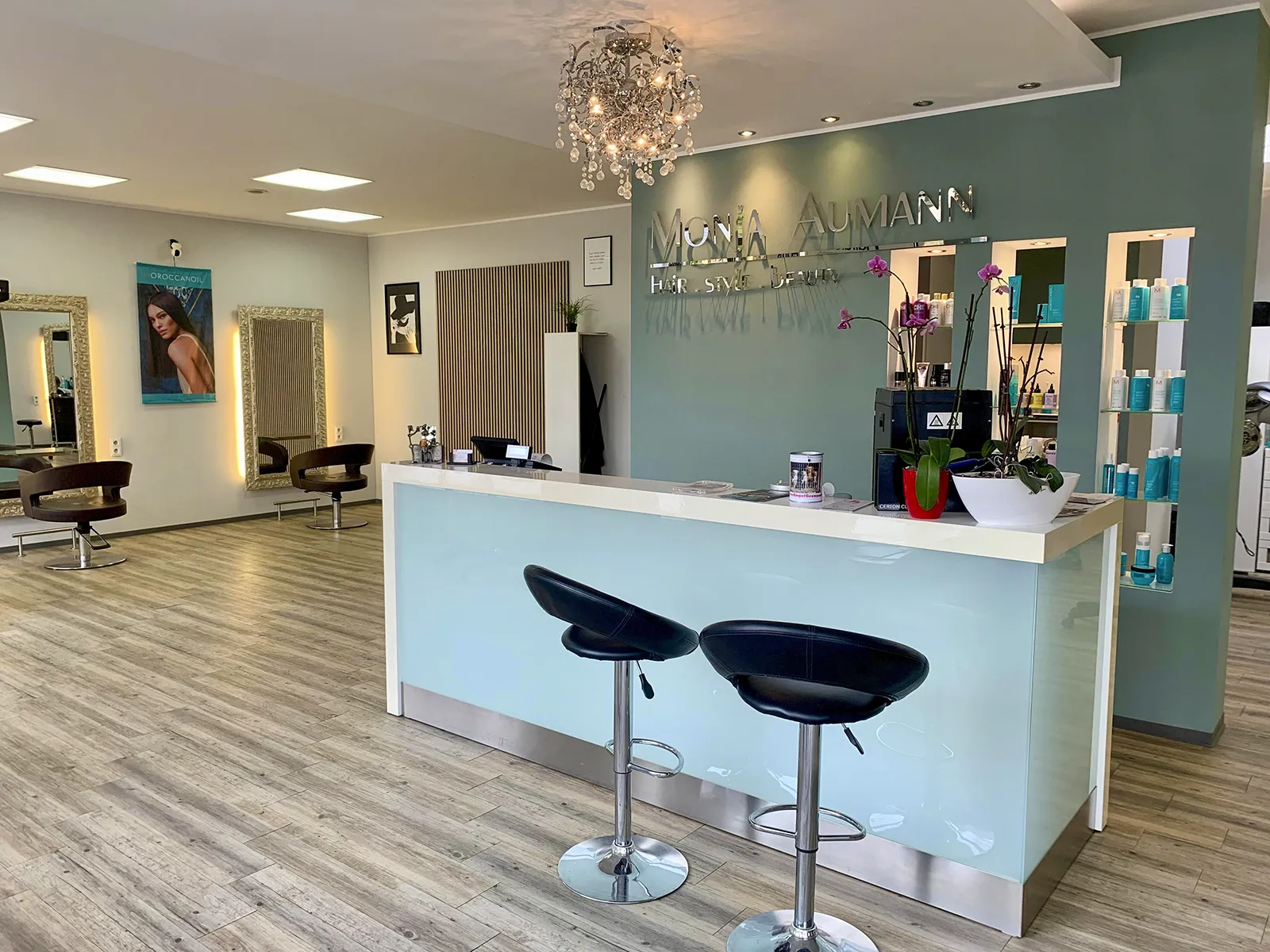 Friseurin Monja Aumann beim Haareschneiden im Salon